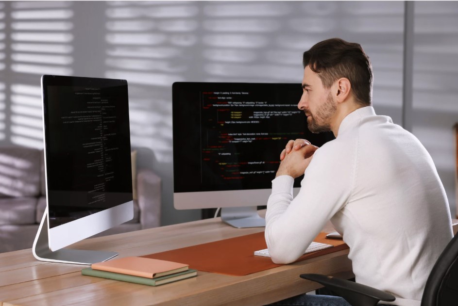 プログラミングと睨めっこしている人